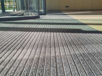 Vorteile einer Aluminium-Bodenmatte für Gebäude